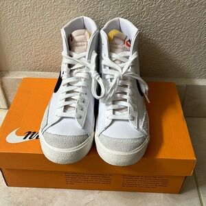Nike women Blazer Mid 77 shoes, worn ones, like new. Women 7.5